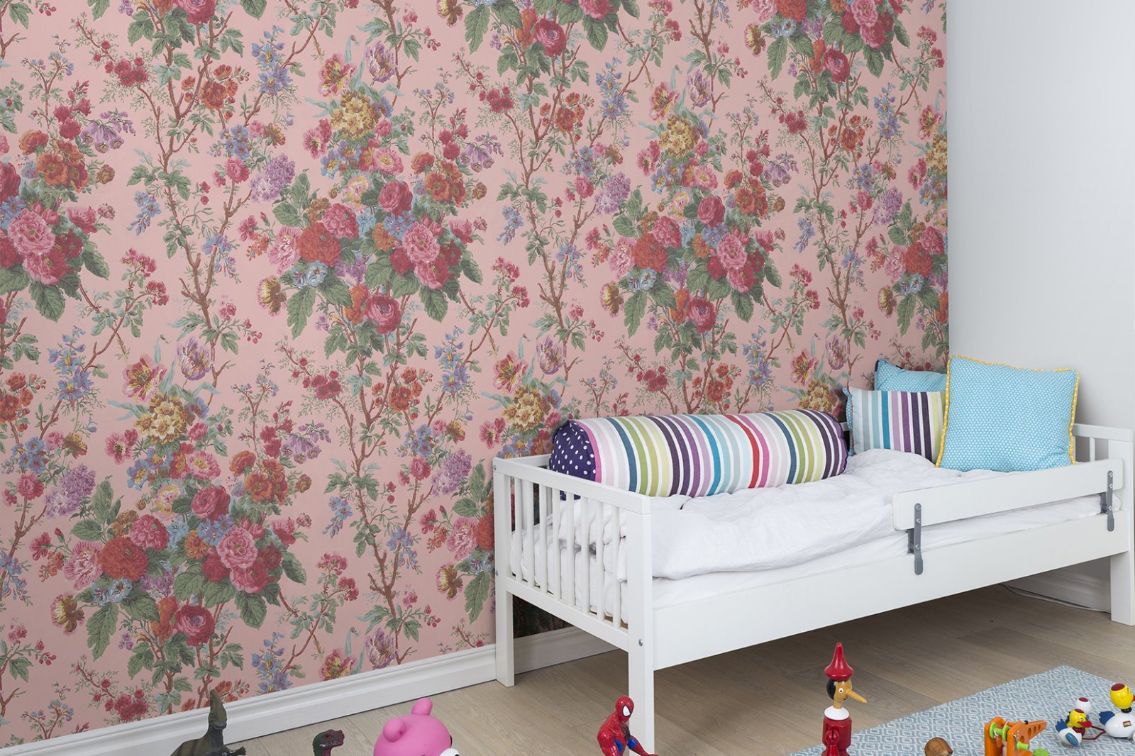 Bouquet in Pink, Floral Pattern Wallpaper in bedroom
